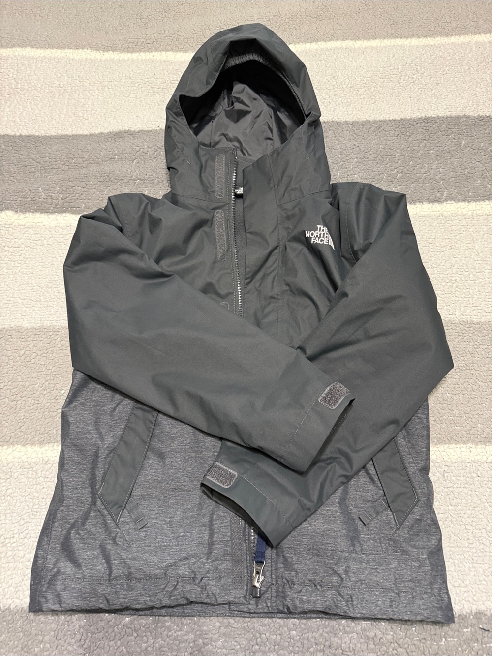 Boys The North Face Hooded 2 layer Rain Jacket - Picture 4 of 8